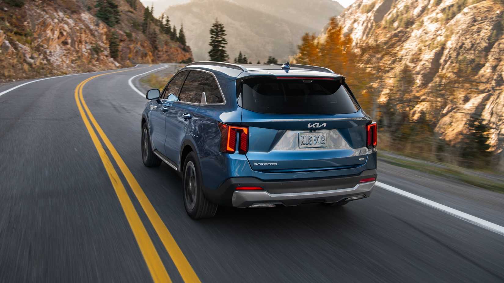 2025 Kia Sorento Hybrid Rear Three-Quarter Driving