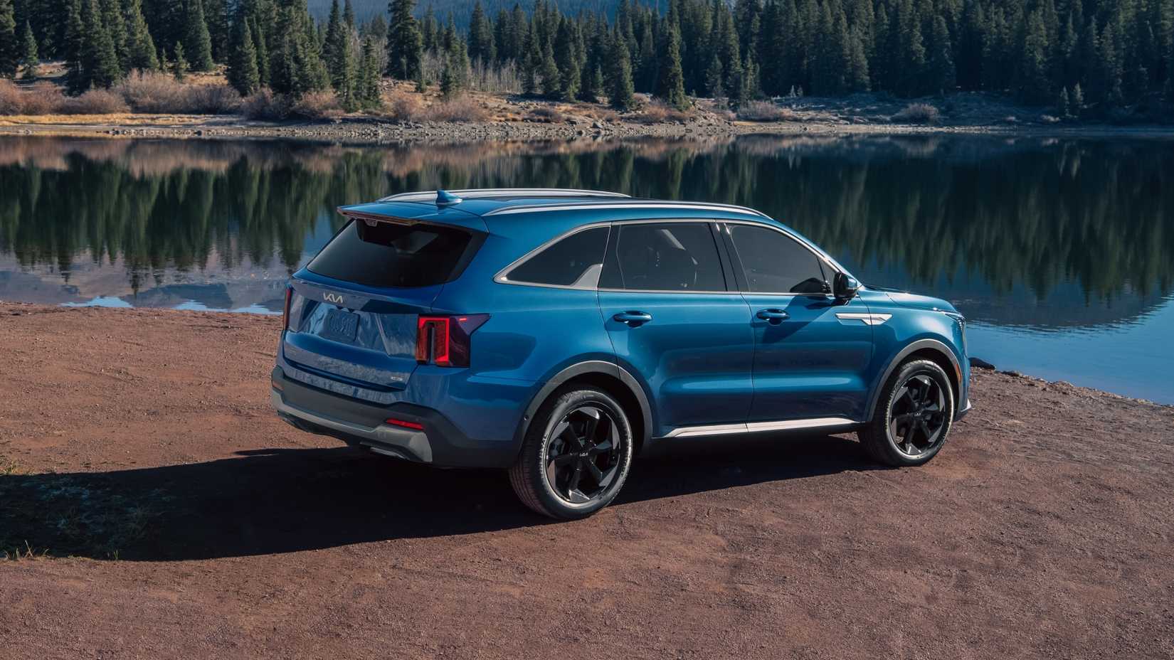 2025 Kia Sorento Hybrid Rear Three-Quarter