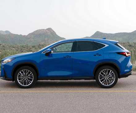 Foto do perfil lateral de um Lexus NX350h Luxury 2025 azul