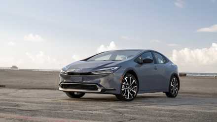 2025 Toyota Prius Plug-In Híbrido Cinza Frente Três Quartos