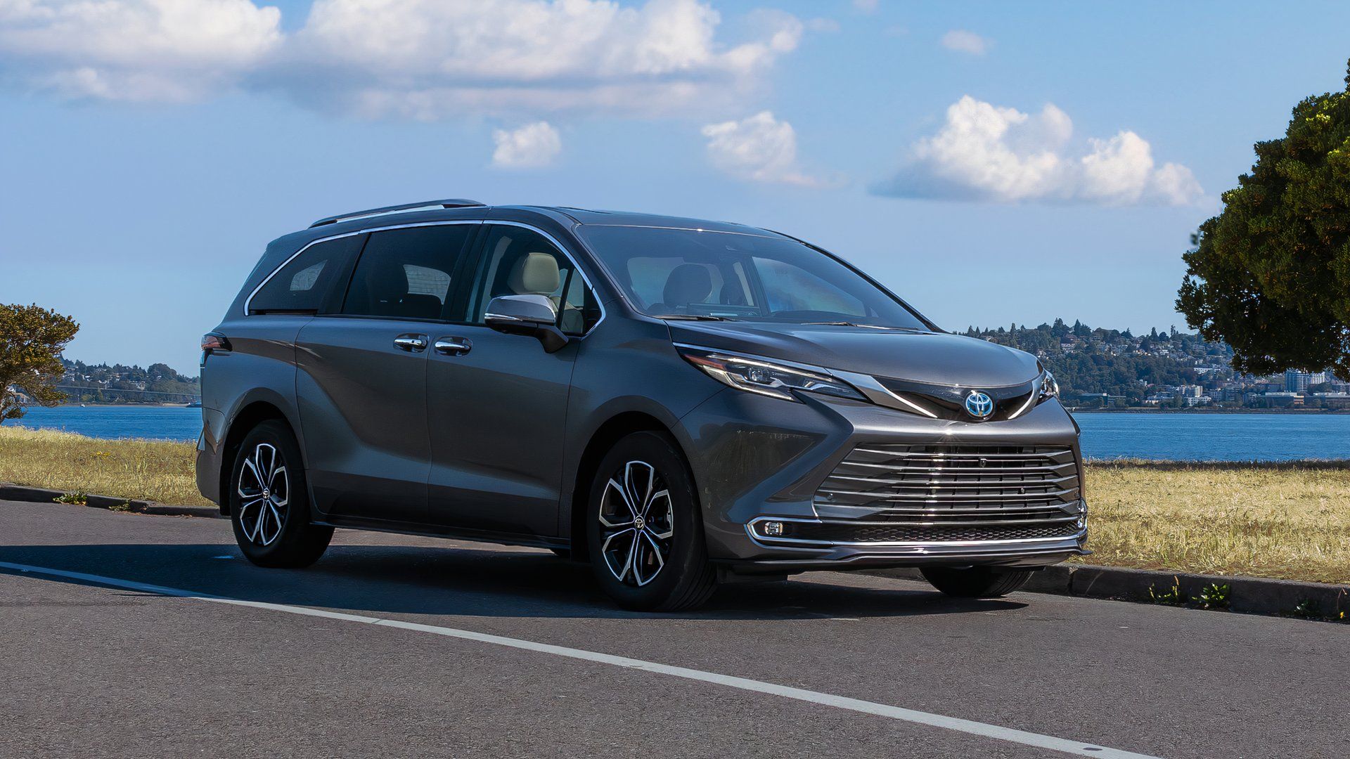 Front three-quarters shot of a 2025 Toyota Sienna Platinum