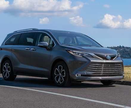 Foto frontal de três quartos de um Toyota Sienna Platinum 2025