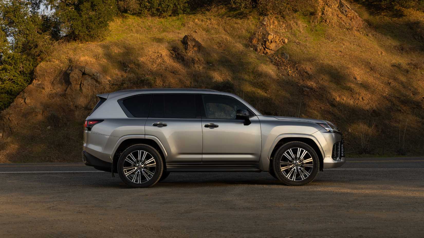 2025 Lexus LX 700h Luxury Atomic Silver