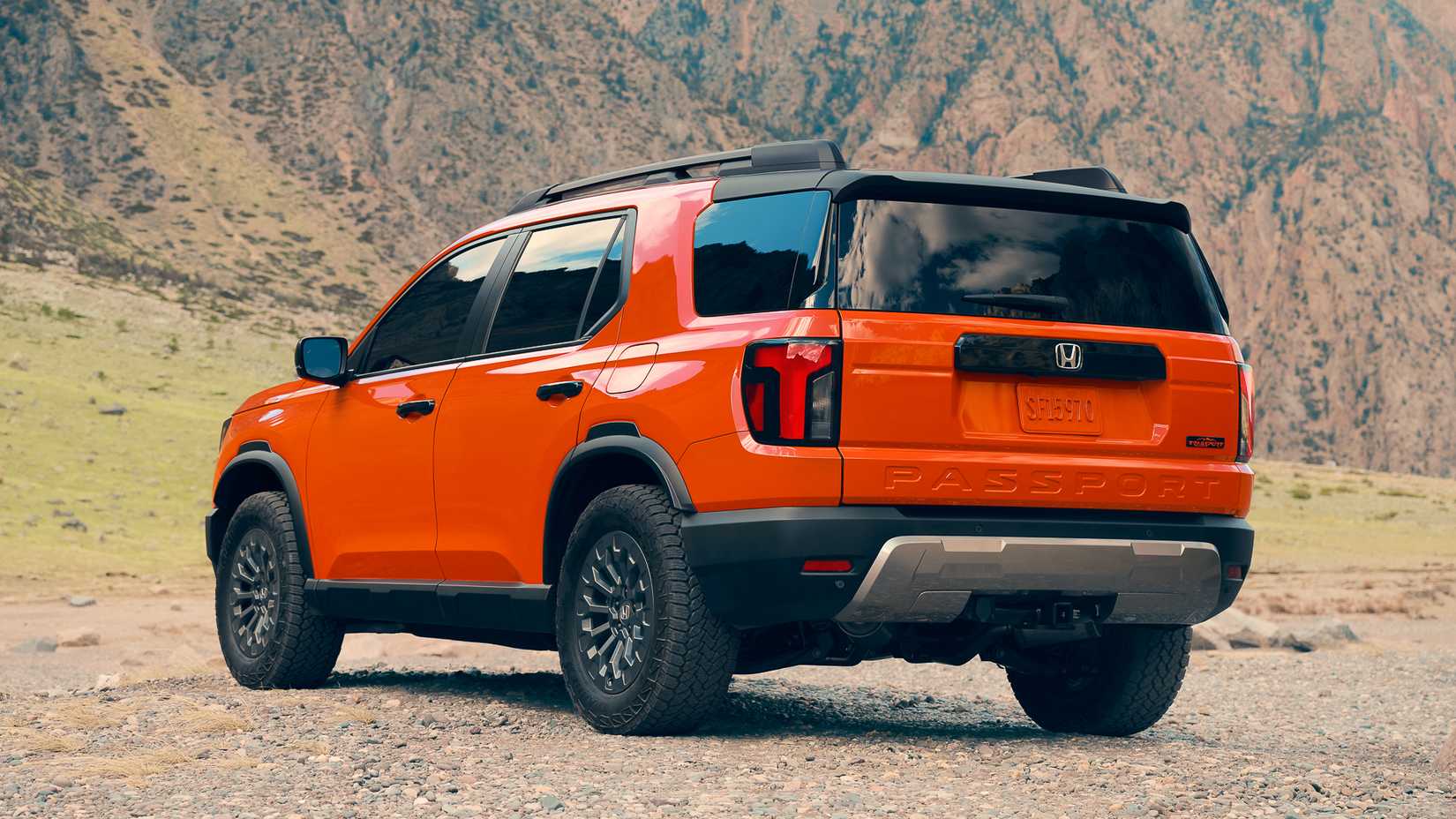 Um Honda Passport TrailSport 2026 estacionado em uma superfície de cascalho