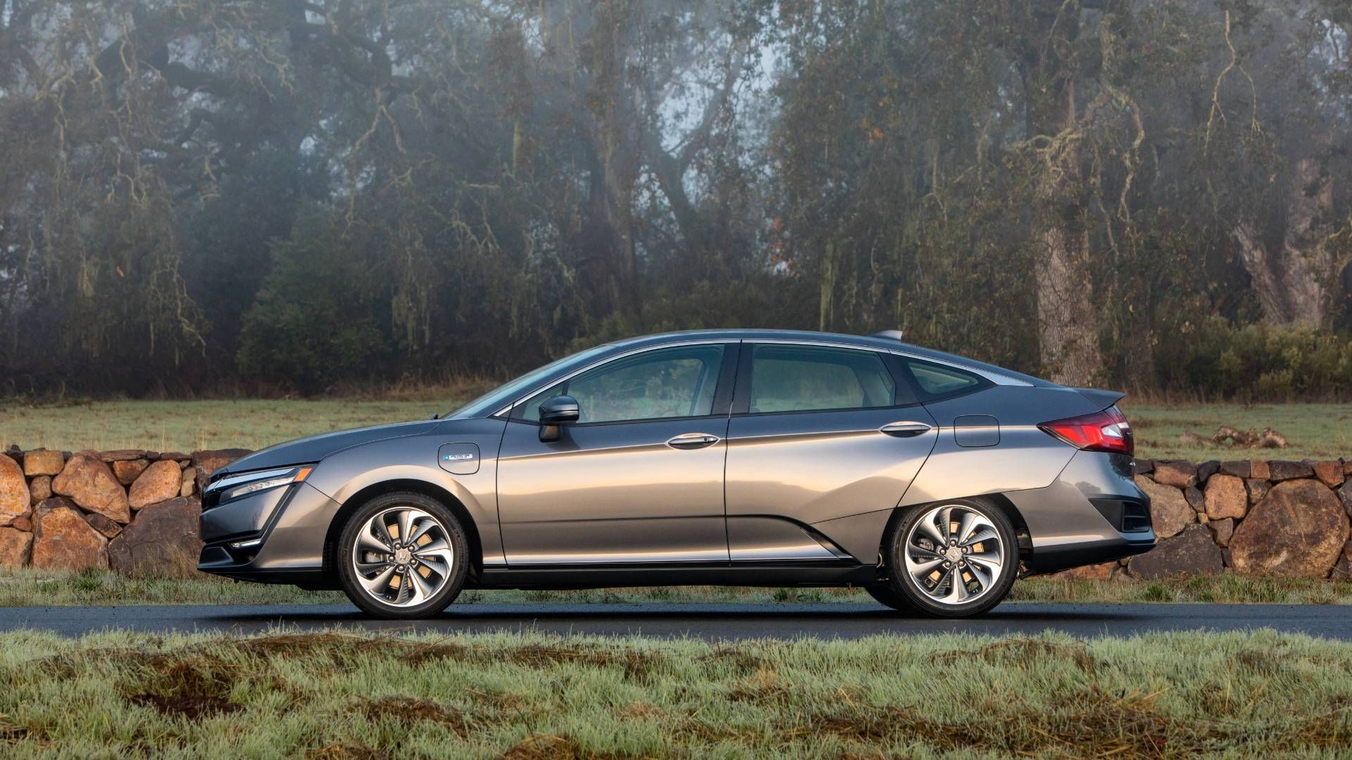 Side profile of a 2018 Honda Clarity Plug-in Hybrid