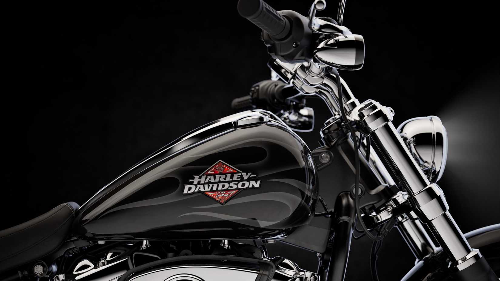 2025 Harley-Davidson Breakout detalhe novo adesivo de tanque legal