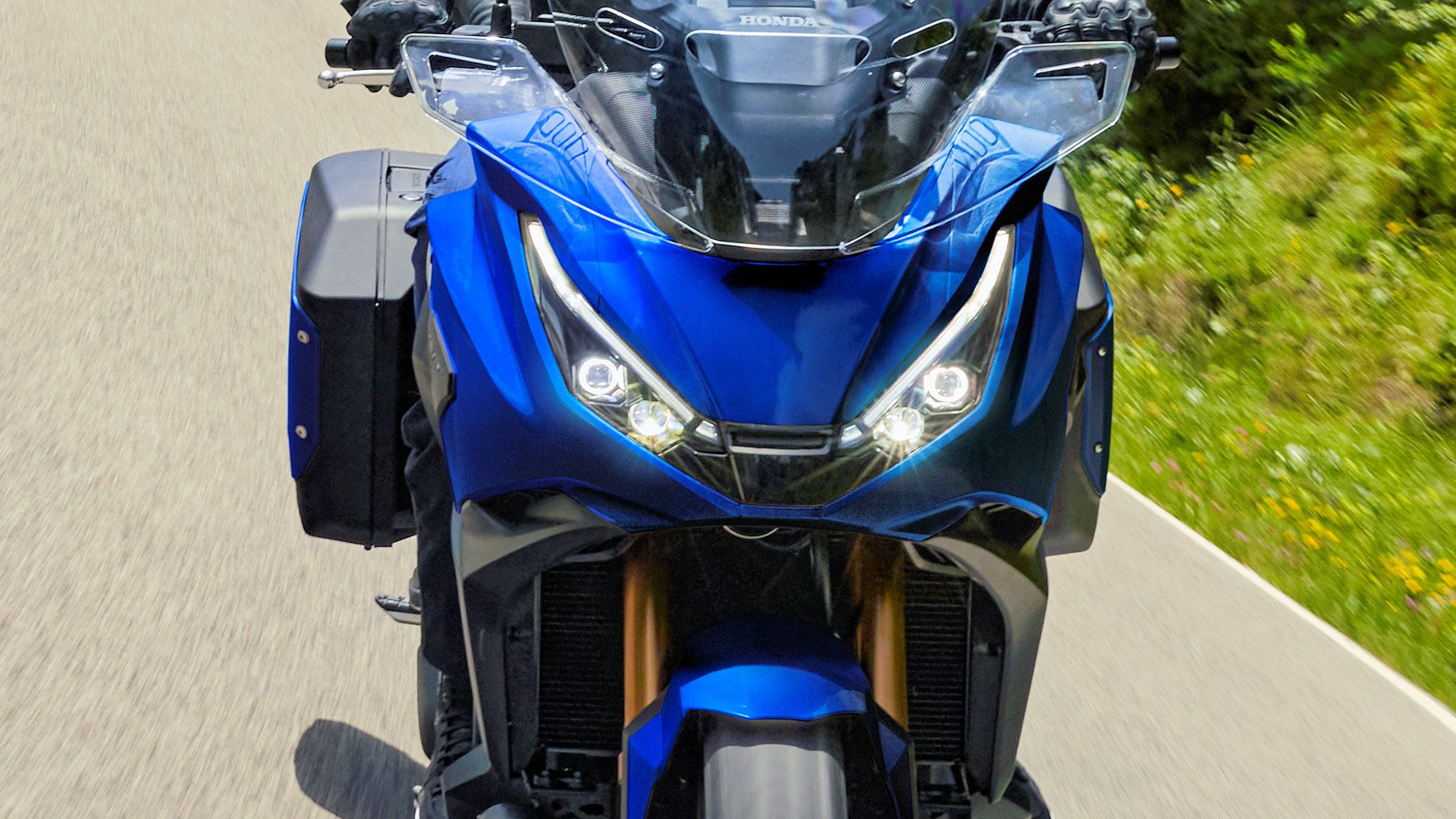 Detalhe dianteiro frontal da Honda NT1100 DCT 2025 com acessórios - modelo europeu mostrado