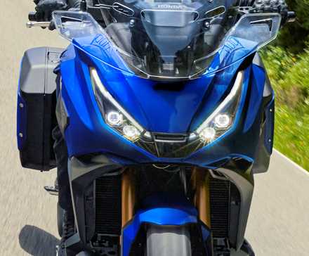 Detalhe dianteiro frontal da Honda NT1100 DCT 2025 com acessórios - modelo europeu mostrado