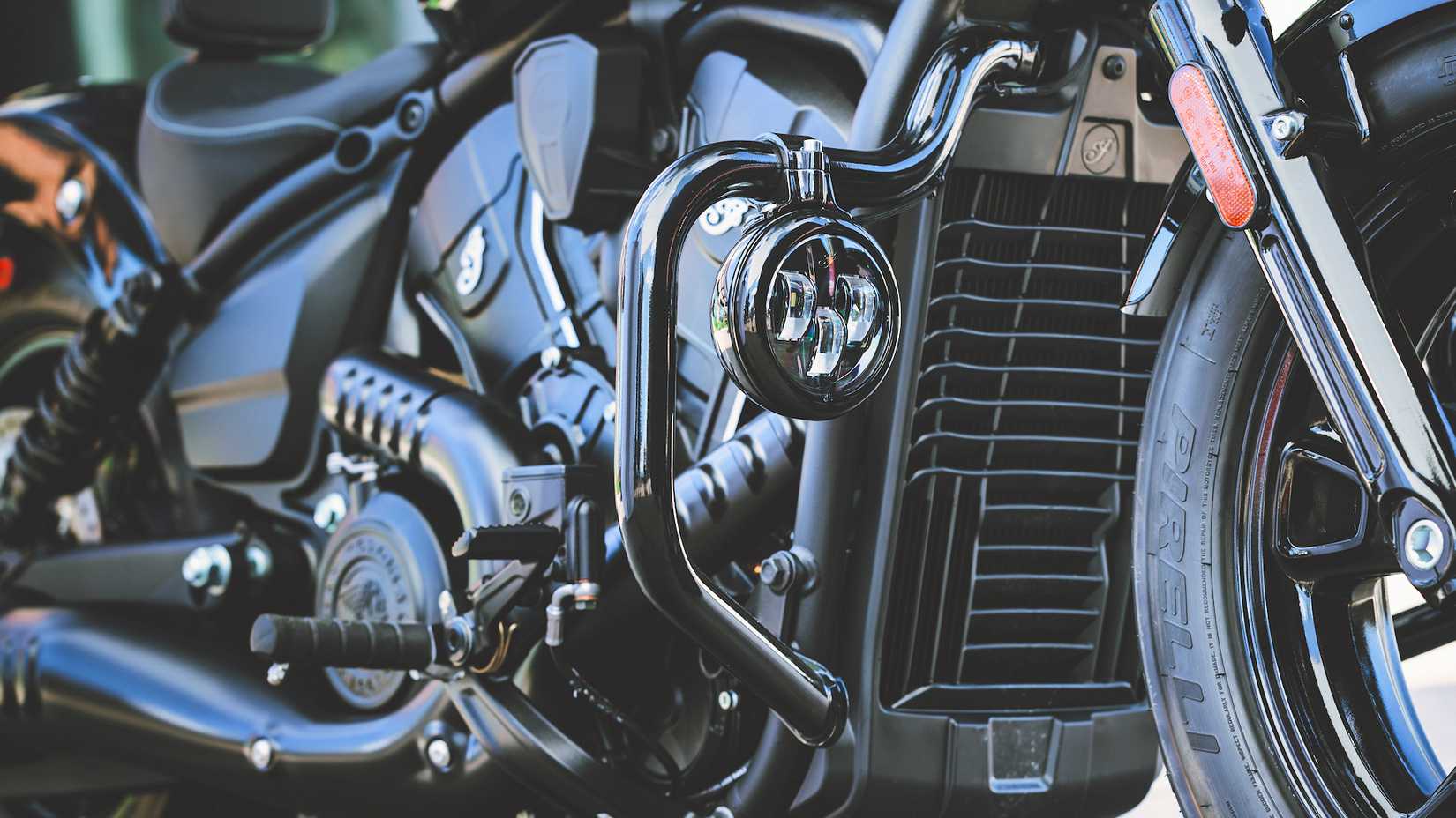 Detalhe de close-up da barra do motor 2025 Indian Scout Sixty Bobber com acessórios