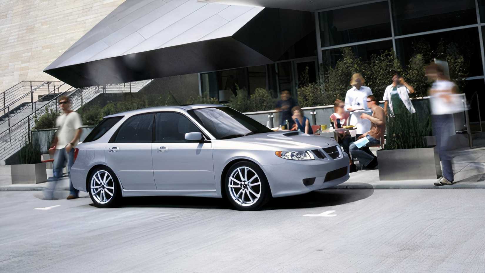 Tiro lateral do Saab 9-2X estacionado em frente ao prédio