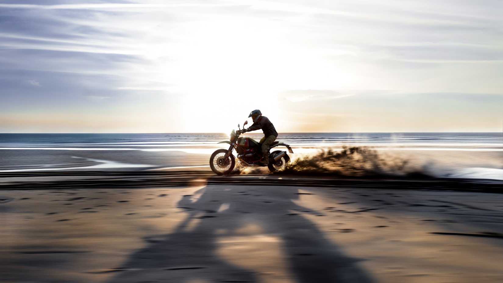 BMW R 12 G/S powersliding on a beach