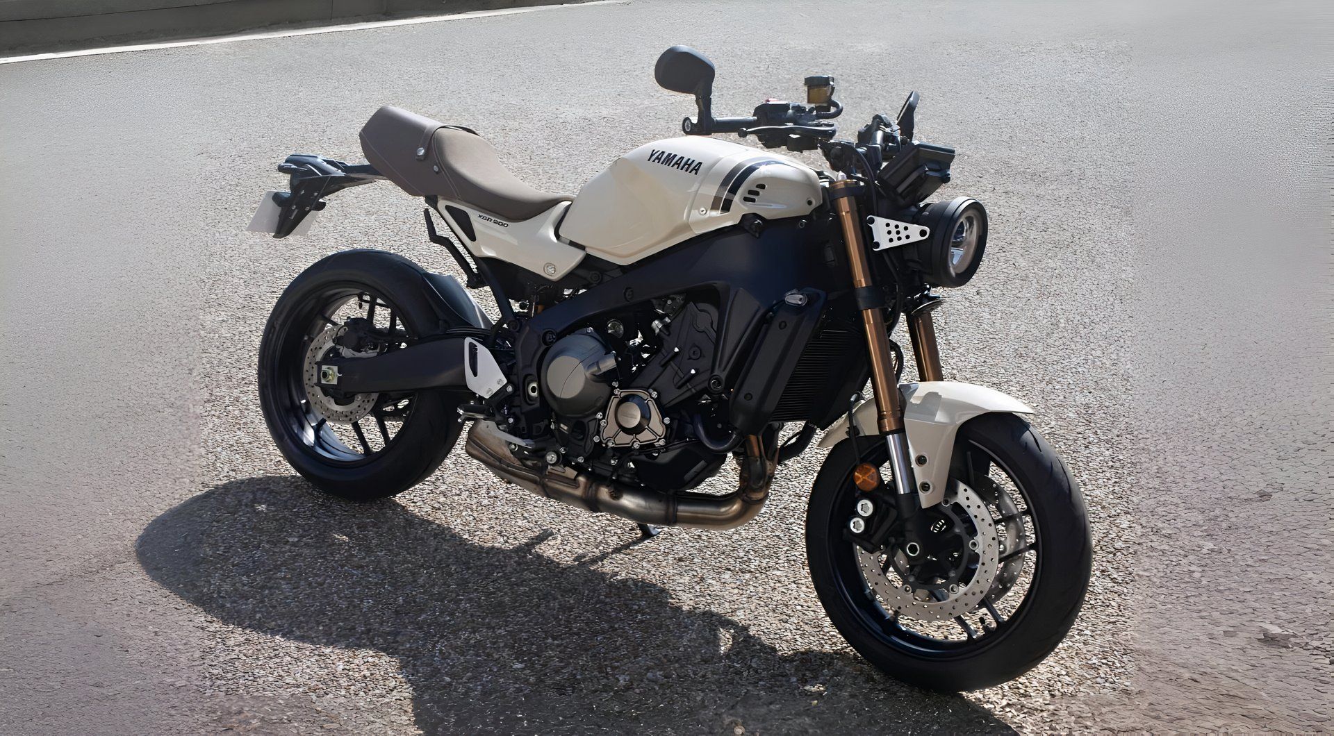 Edição limitada Yamaha XSR900 do Japão na frente do ariel do terceiro quarto