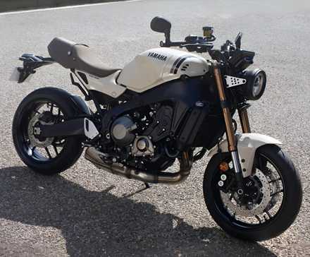 Edição limitada Yamaha XSR900 do Japão na frente do ariel do terceiro quarto