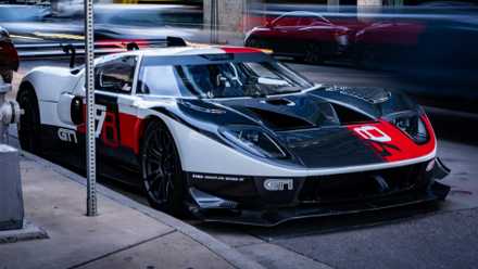 Lynx Motors Ford GT Restomod ângulo frontal na estrada