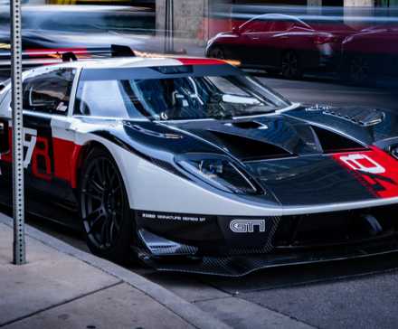 Lynx Motors Ford GT Restomod ângulo dianteiro na estrada