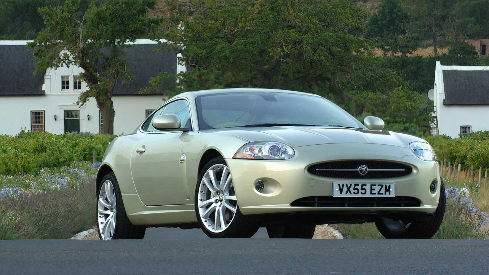 Foto frontal 3/4 de um Jaguar XK 2007 estacionado na estrada