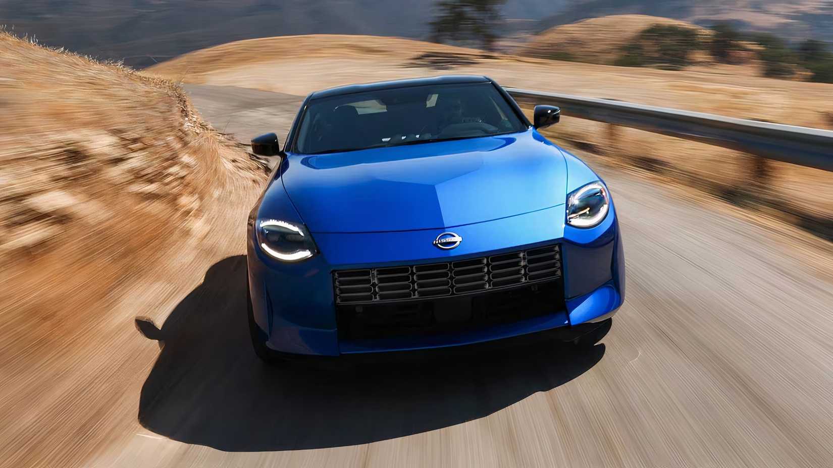 2024 Nissan Z Performance em azul dirigindo em estrada deserta
