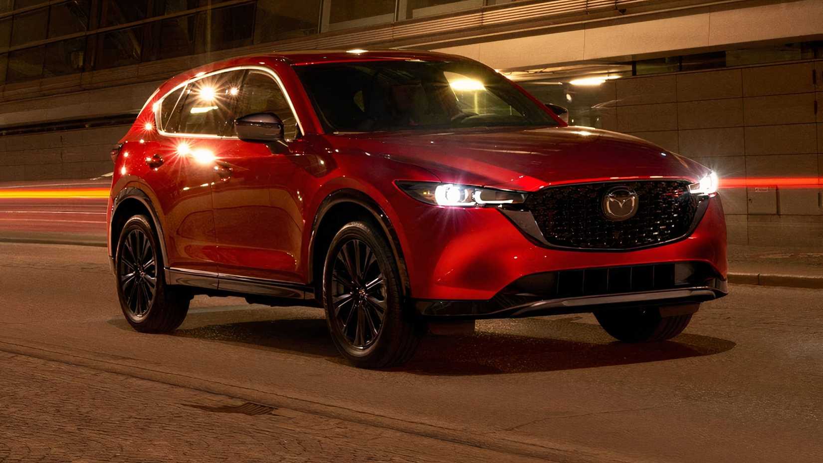 2025 Mazda CX-5 em vermelho dirigindo nas ruas da cidade