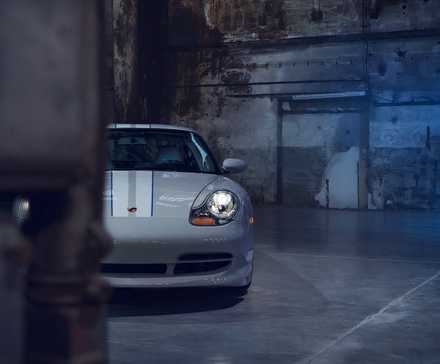 2022 Porsche 911 996 Classic Club Coupe estacionado em armazém