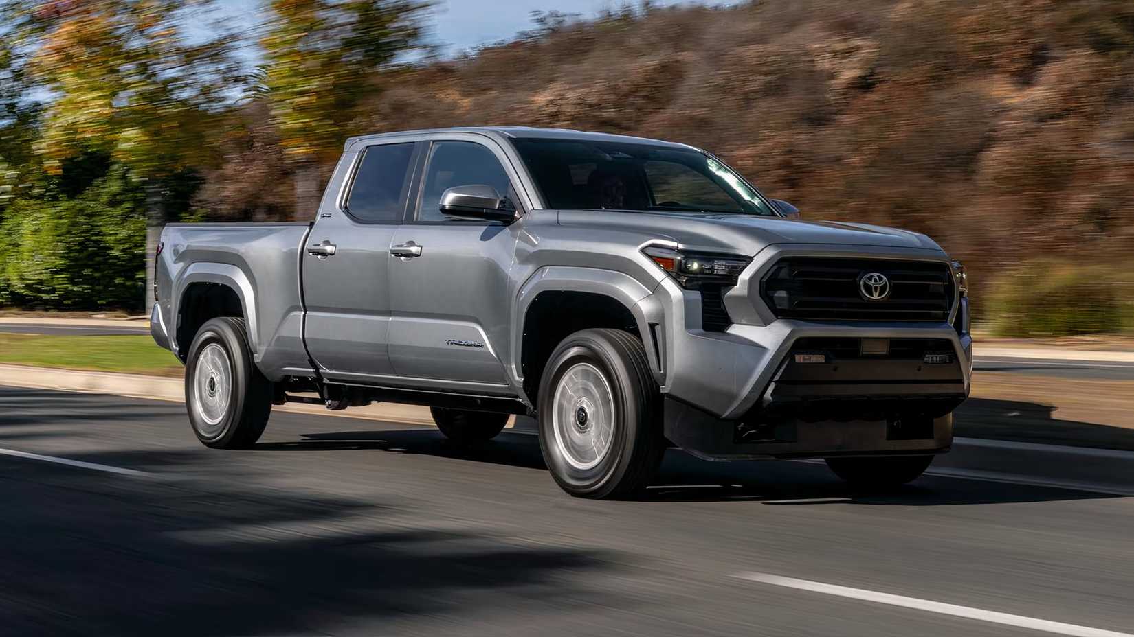 2025 Toyota Tacoma SR5 Crew Cab em prata dirigindo em uma estrada