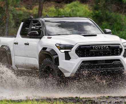 2025 Toyota Tacoma TRD Pro Crew Cab em branco dirigindo por um rio