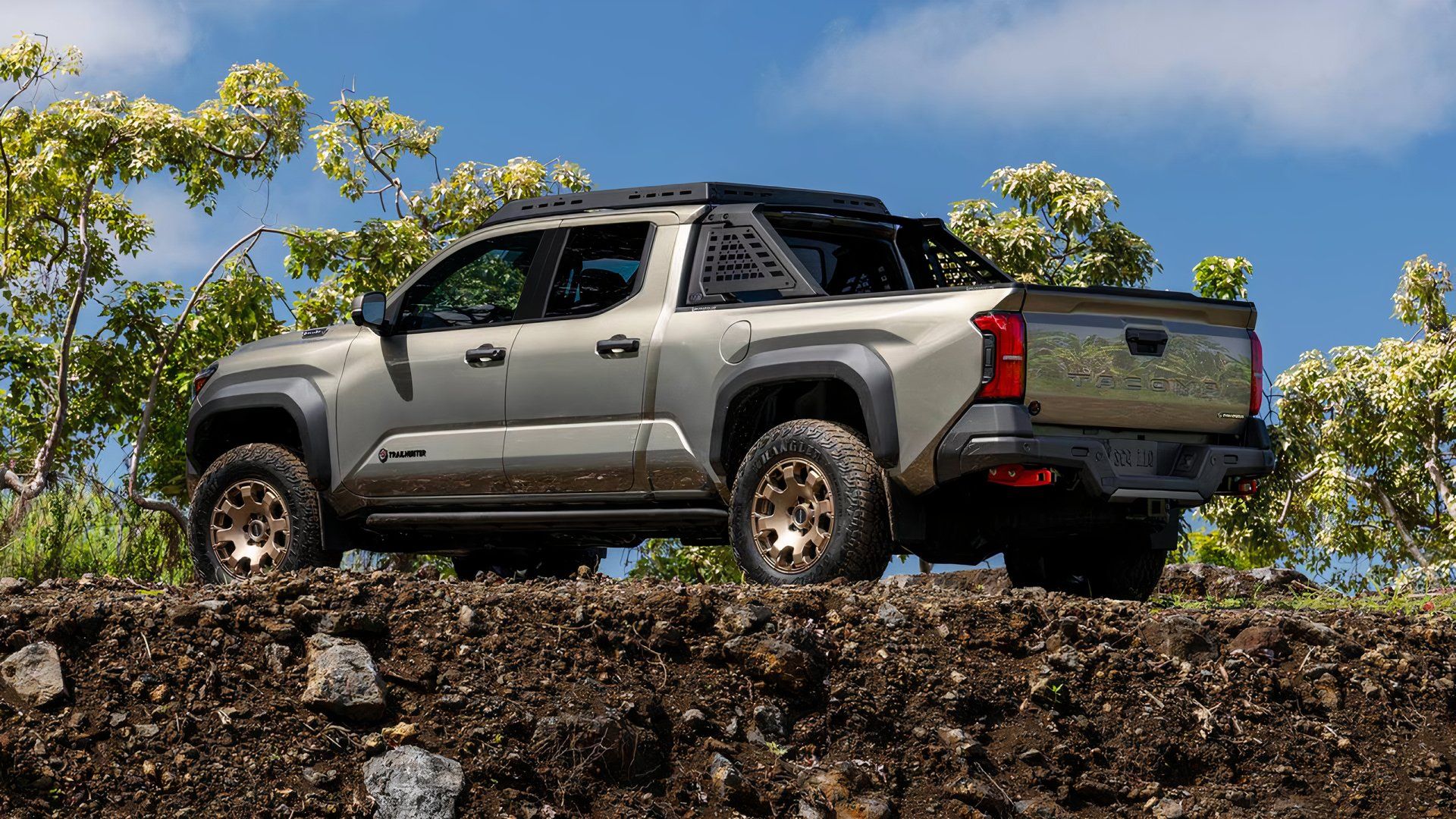 2025 Toyota Tacoma em prata estacionado fora da estrada