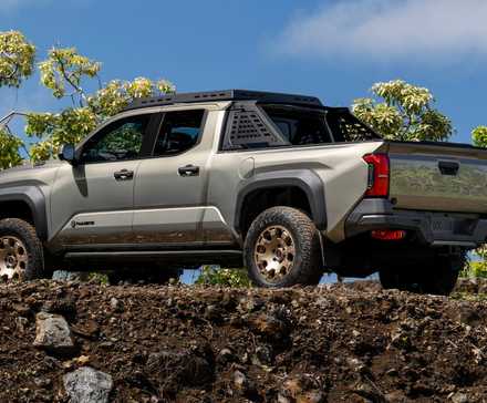 2025 Toyota Tacoma em prata estacionado fora da estrada