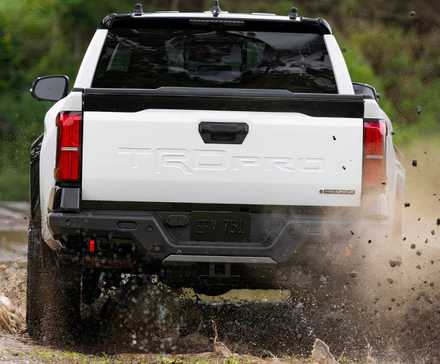 2025 Toyota Tacoma TRD Pro em branco dirigindo em águas rasas