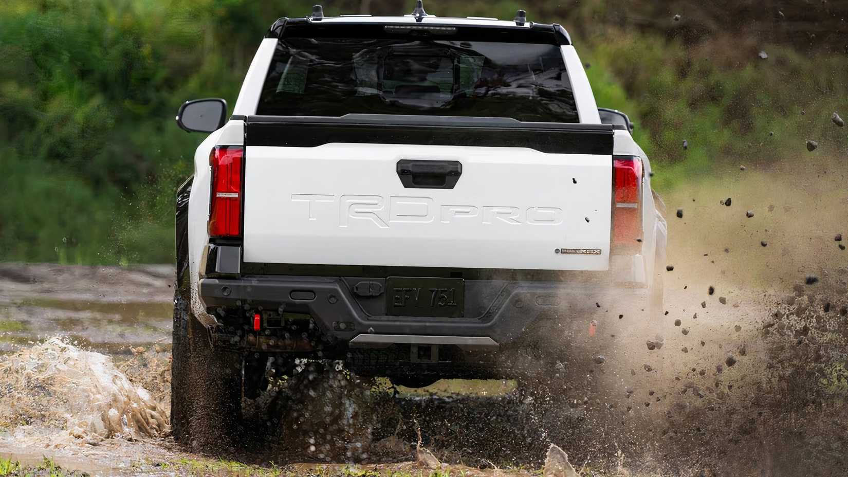 2025 Toyota Tacoma TRD Pro em branco dirigindo em águas rasas