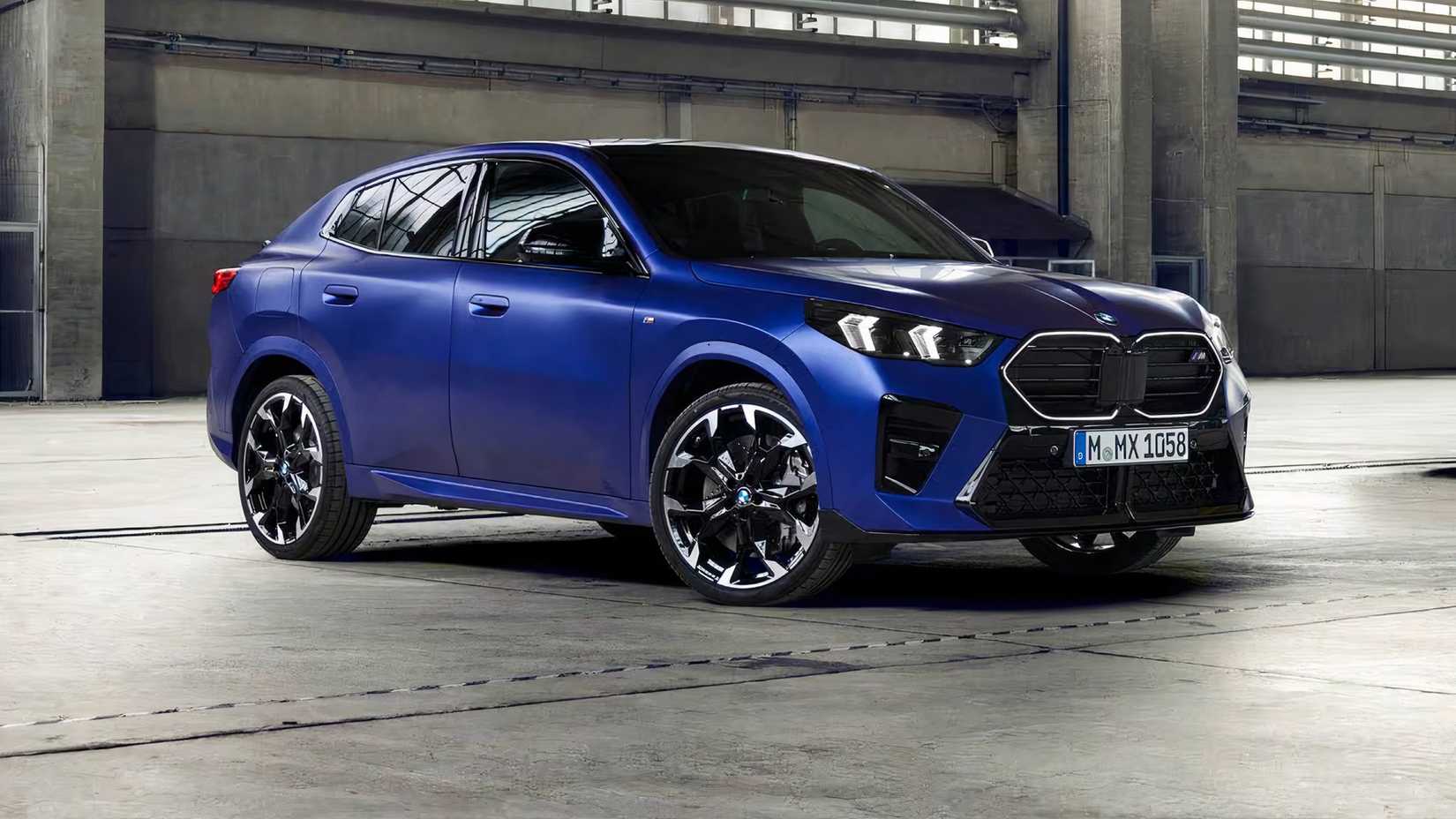 2025 BMW X2 M35i em azul estacionado em armazém