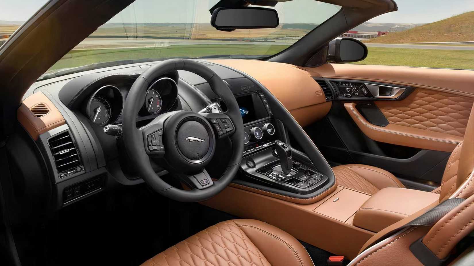 Interior do Jaguar F-Type 2017 mostrando cabine frontal e controles