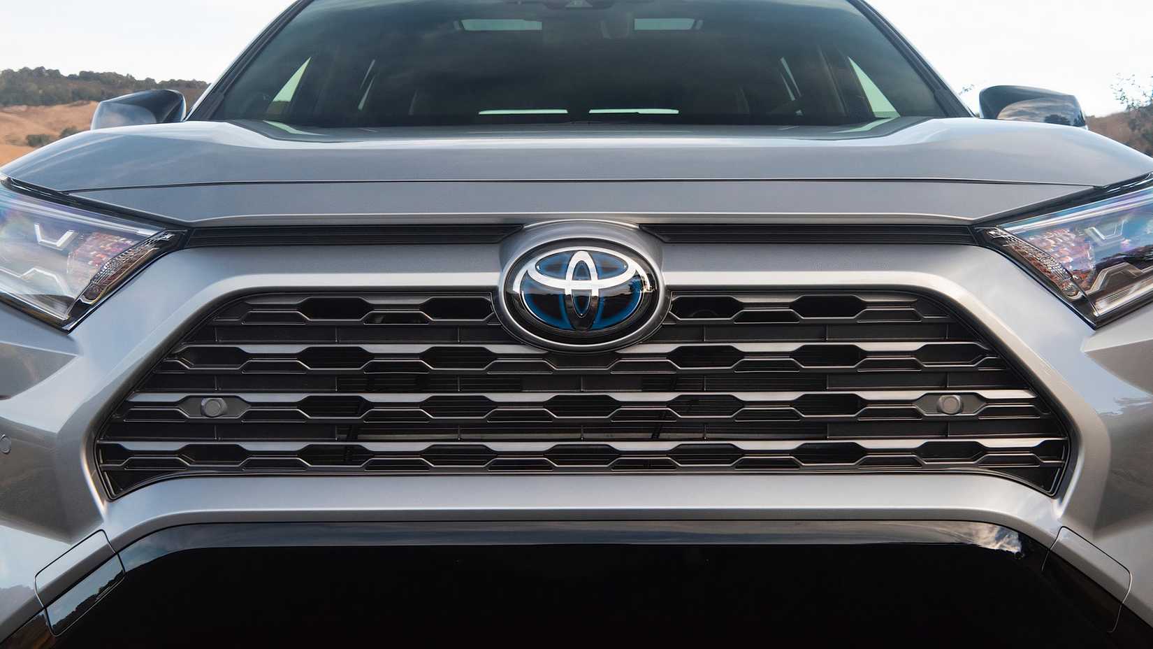 2020 Toyota RAV4 XSE Hybrid close-up frontal da grade