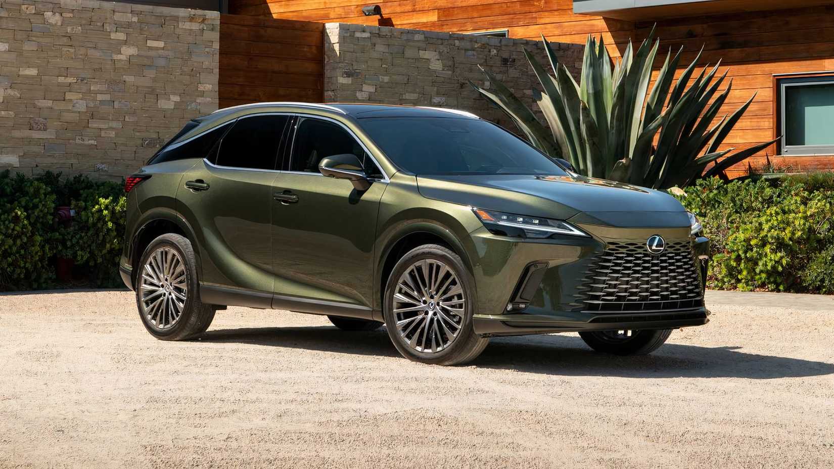 2025 Lexus RX 350h em verde estacionado na garagem