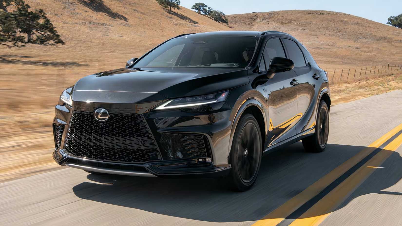 2025 Lexus RX 500h F SPORT Performance em preto dirigindo em estrada deserta