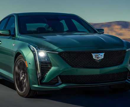 2025 Cadillac CT5-V Blackwing em verde estacionado na pista