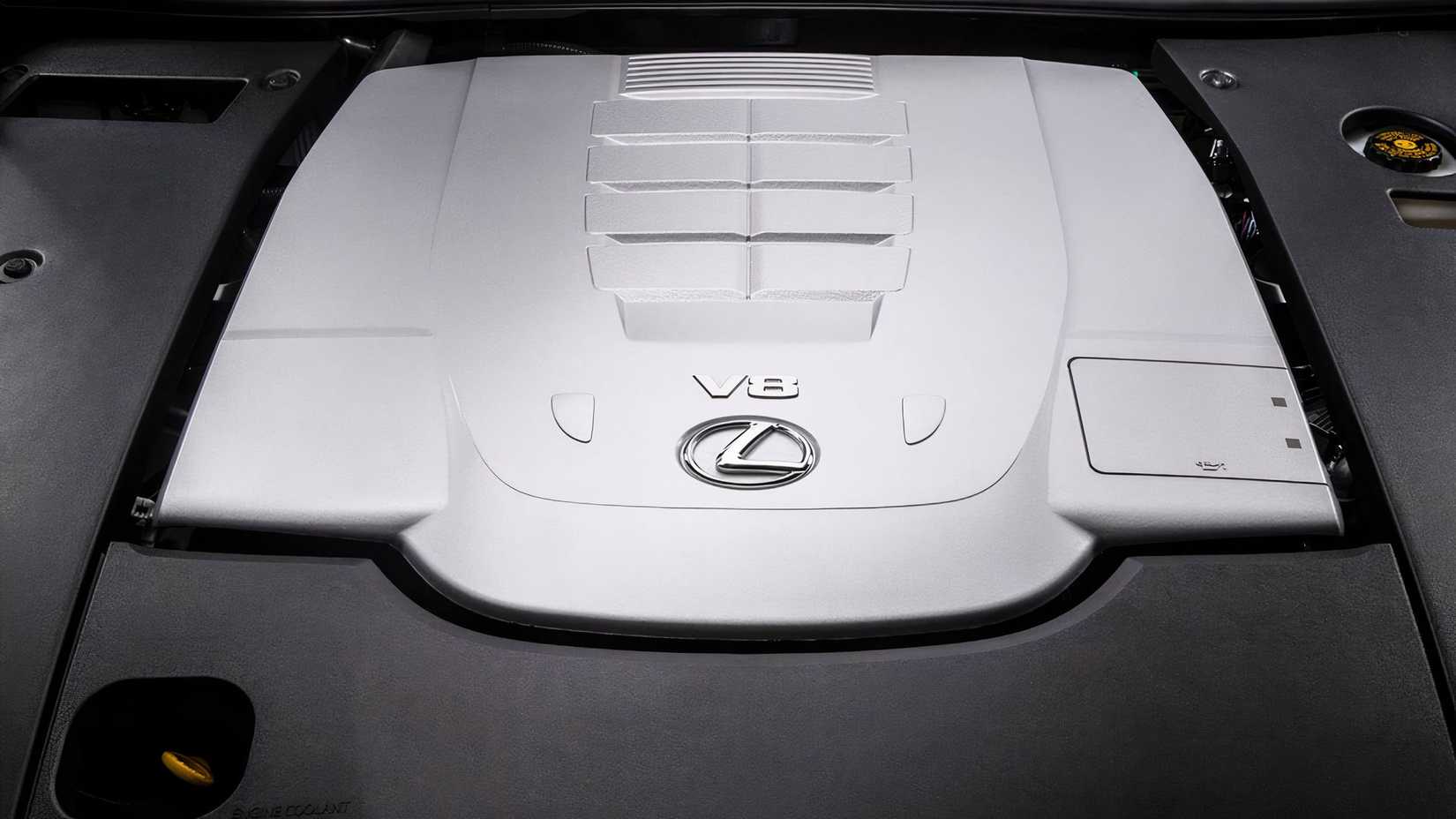 Compartimento do motor Lexus LS460 2017 mostrando motor V-8