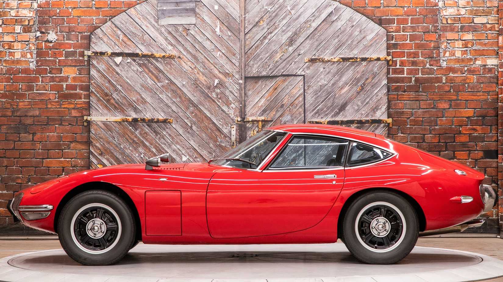 1967 Toyota 2000GT em vermelho estacionado no celeiro