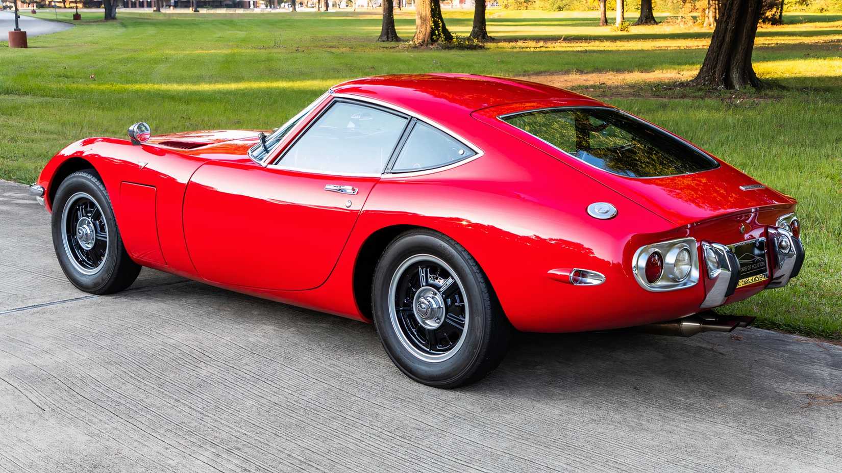 1967 Toyota 2000GT na traseira vermelha