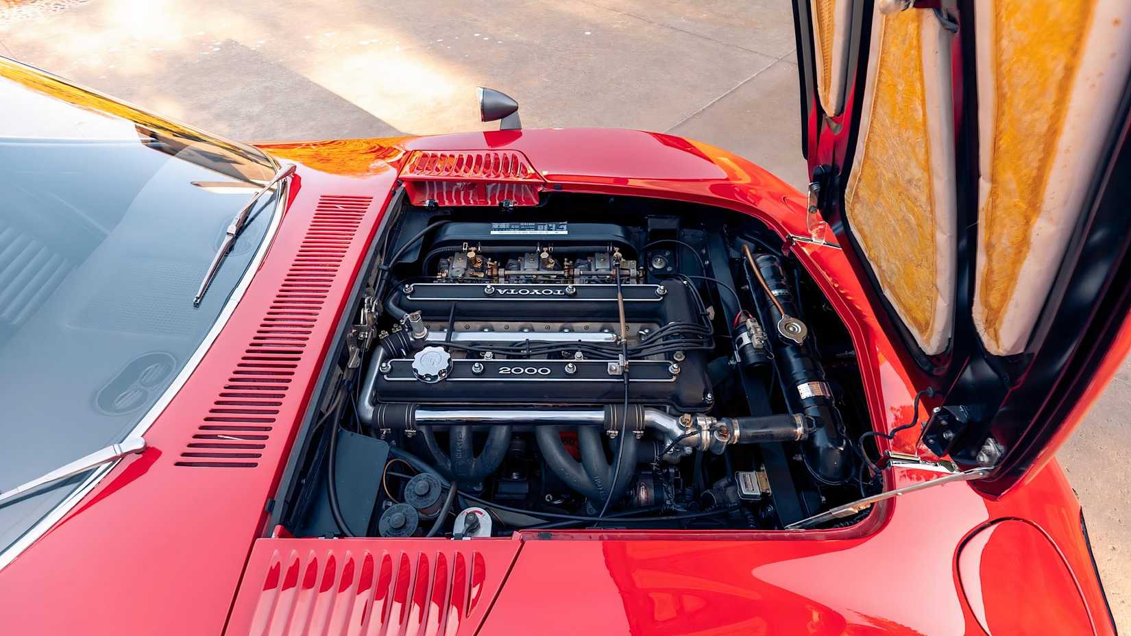 Compartimento do motor Toyota 2000GT 1967 mostrando o motor