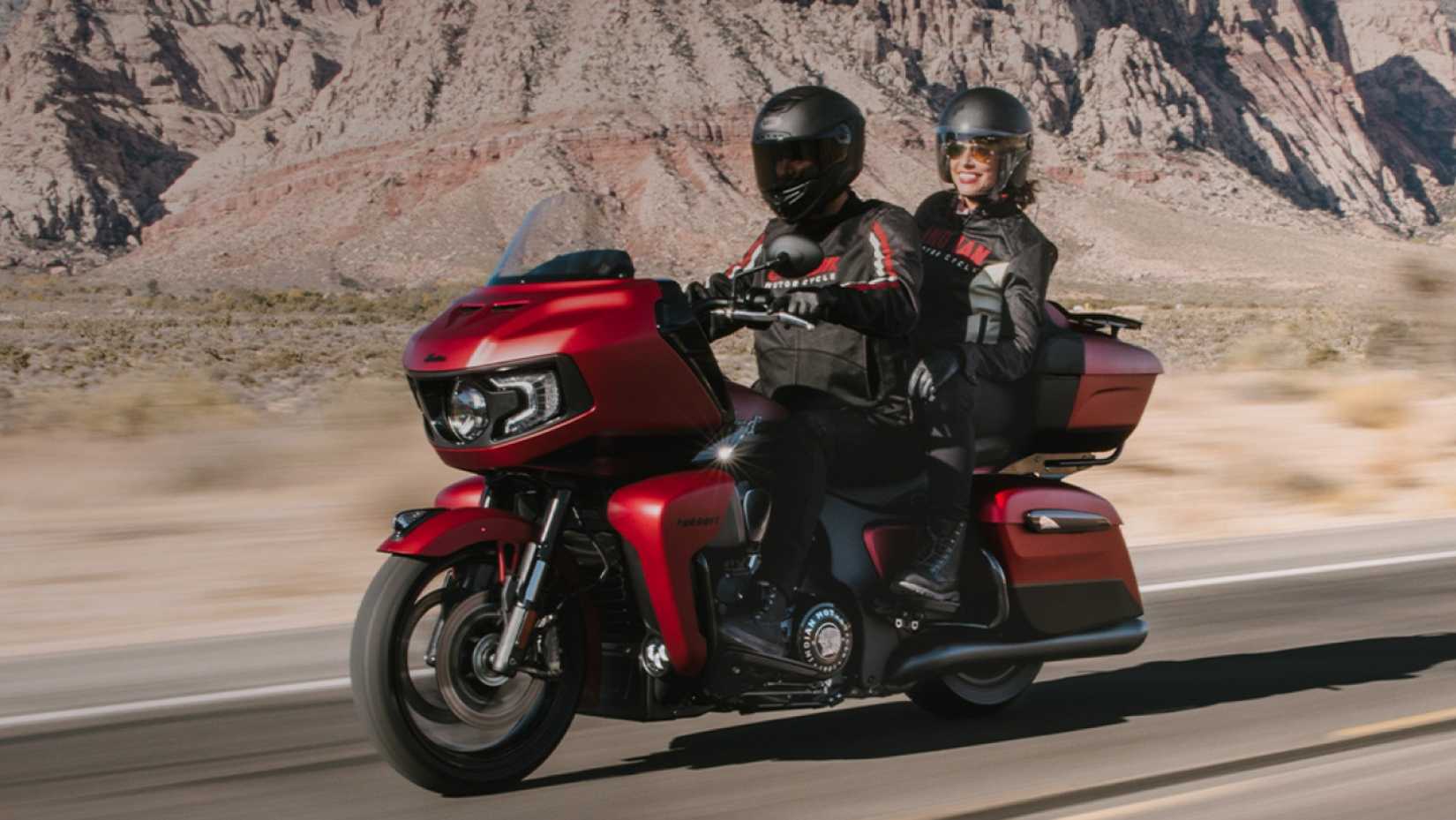 Foto de ação de dois pilotos no 2025 Indian Pursuit Dark Horse