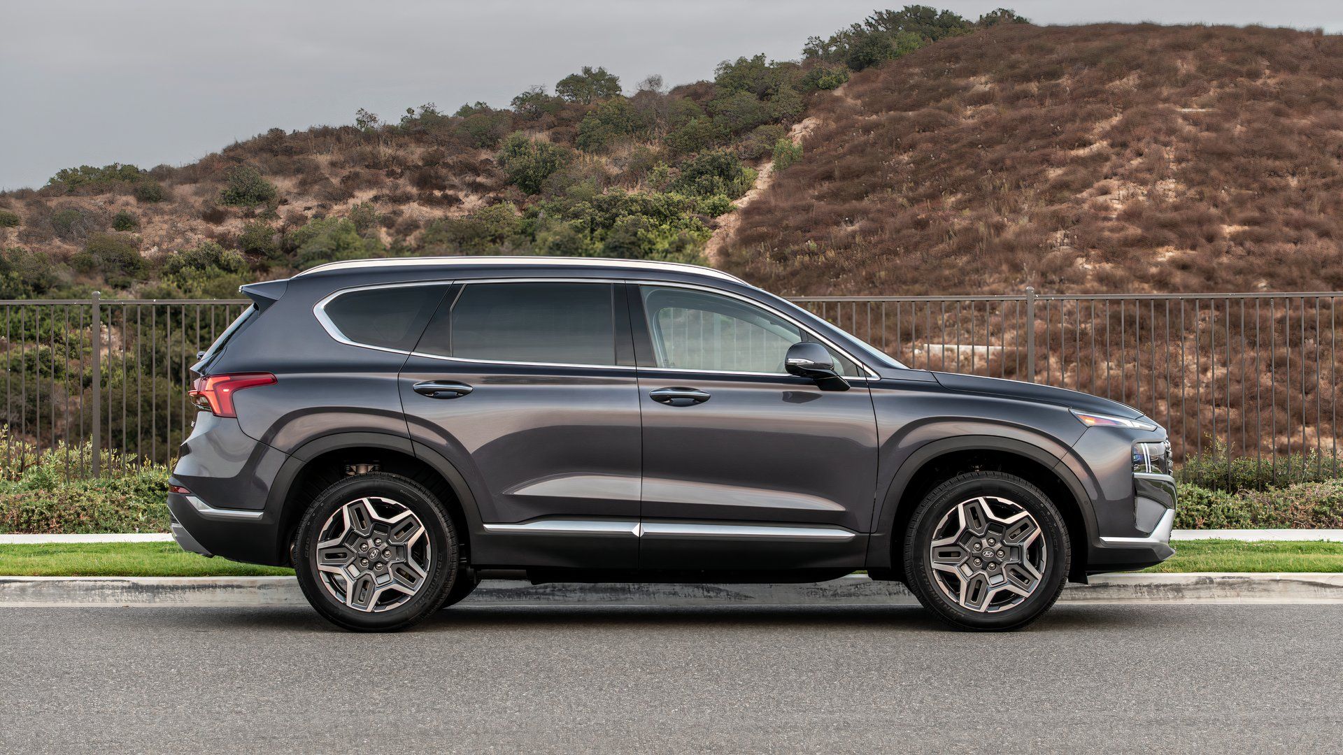 Side profile shot of the 2022 Hyundai Santa Fe Hybrid