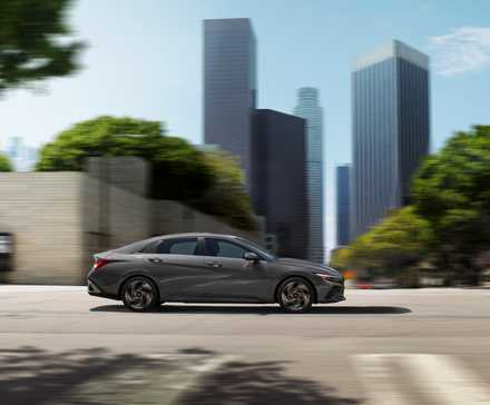 Hyundai Elantra Hybrid dirigindo na estrada lateralmente