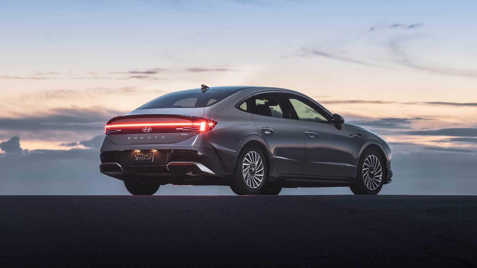 2025 Hyundai Sonata Hybrid Limited Exterior Rear Profile