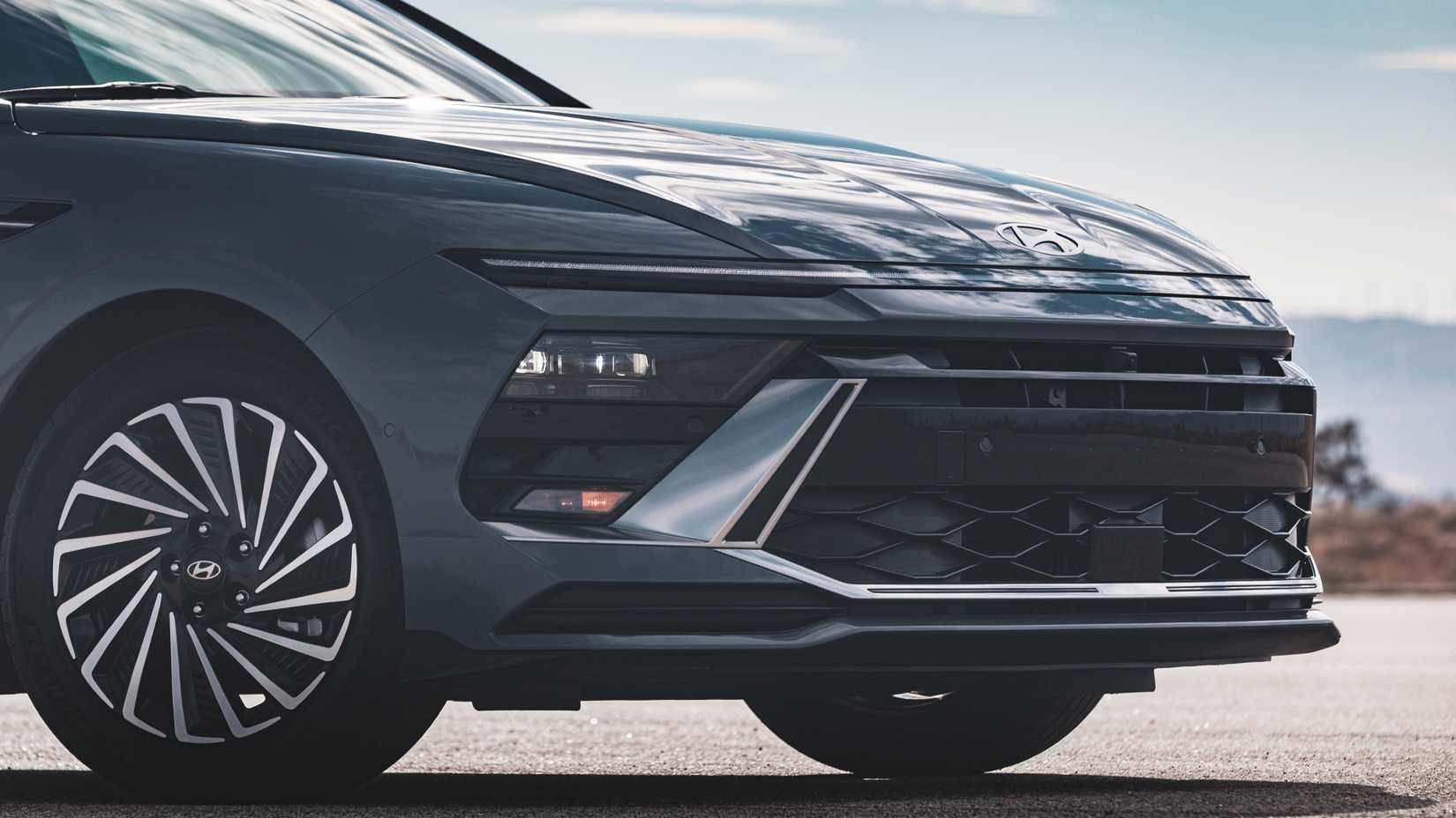 2025 Hyundai Sonata Hybrid Limited Exterior Closeup Front