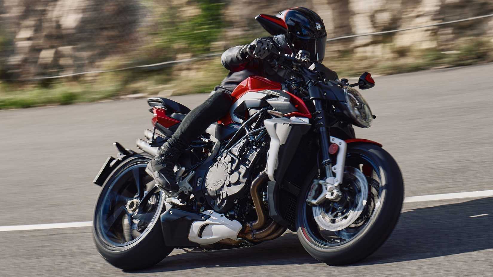 Uma foto de ação de um piloto em curva na MV Agusta Brutale 1000 RS