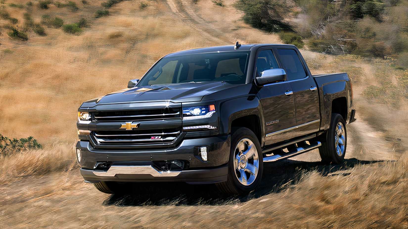 3/4 front view of 2018 Chevrolet Silverado 1500 Crew Cab Custom