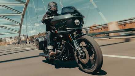 2025 Harley-Davidson Low Rider ST na frente do terceiro quarto