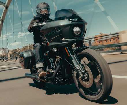 2025 Harley-Davidson Low Rider ST na frente do terceiro quarto