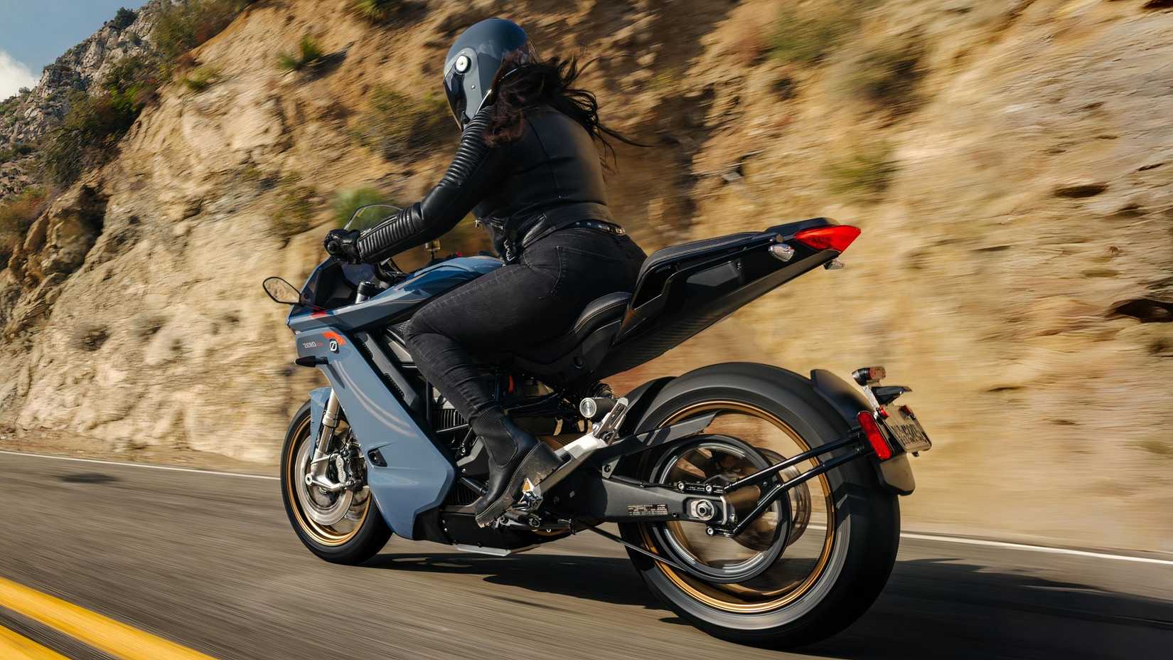 Bicicleta esportiva elétrica 2025 Zero SR/S acelerando