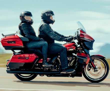 Piloto e passageiro em uma Harley-Davidson Street Glide Ultra 2025